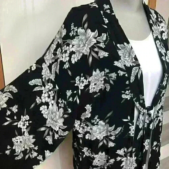 NWOT Spiritual Gangster Maya Kimono Black White Floral - Picture 3 of 9